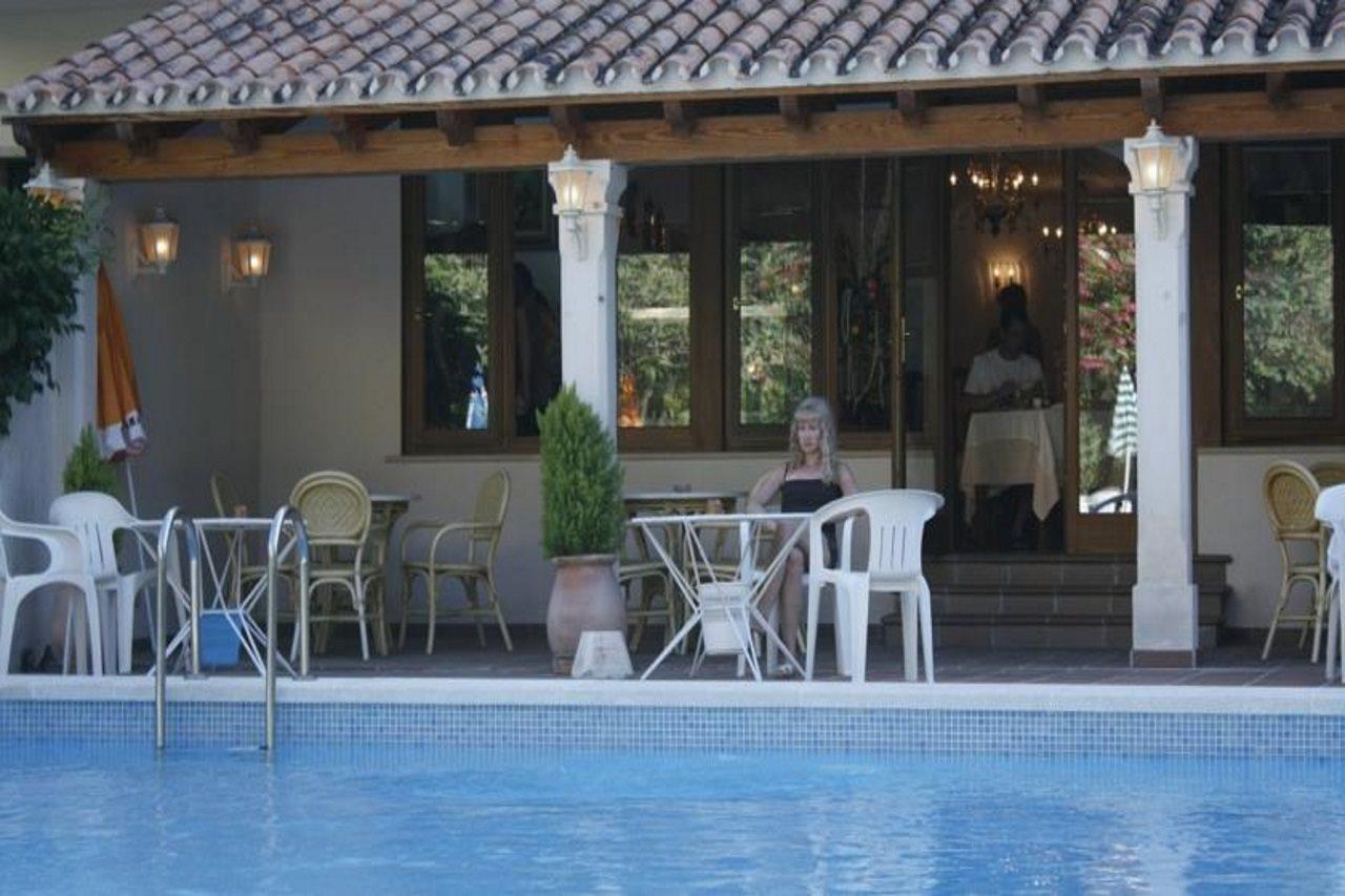 Hotel Gaya Peguera Bagian luar foto