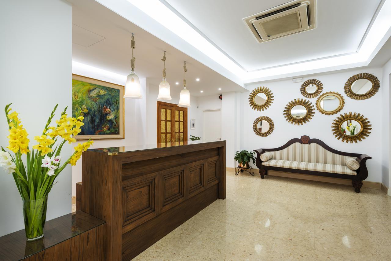 Hotel Gaya Peguera Bagian luar foto