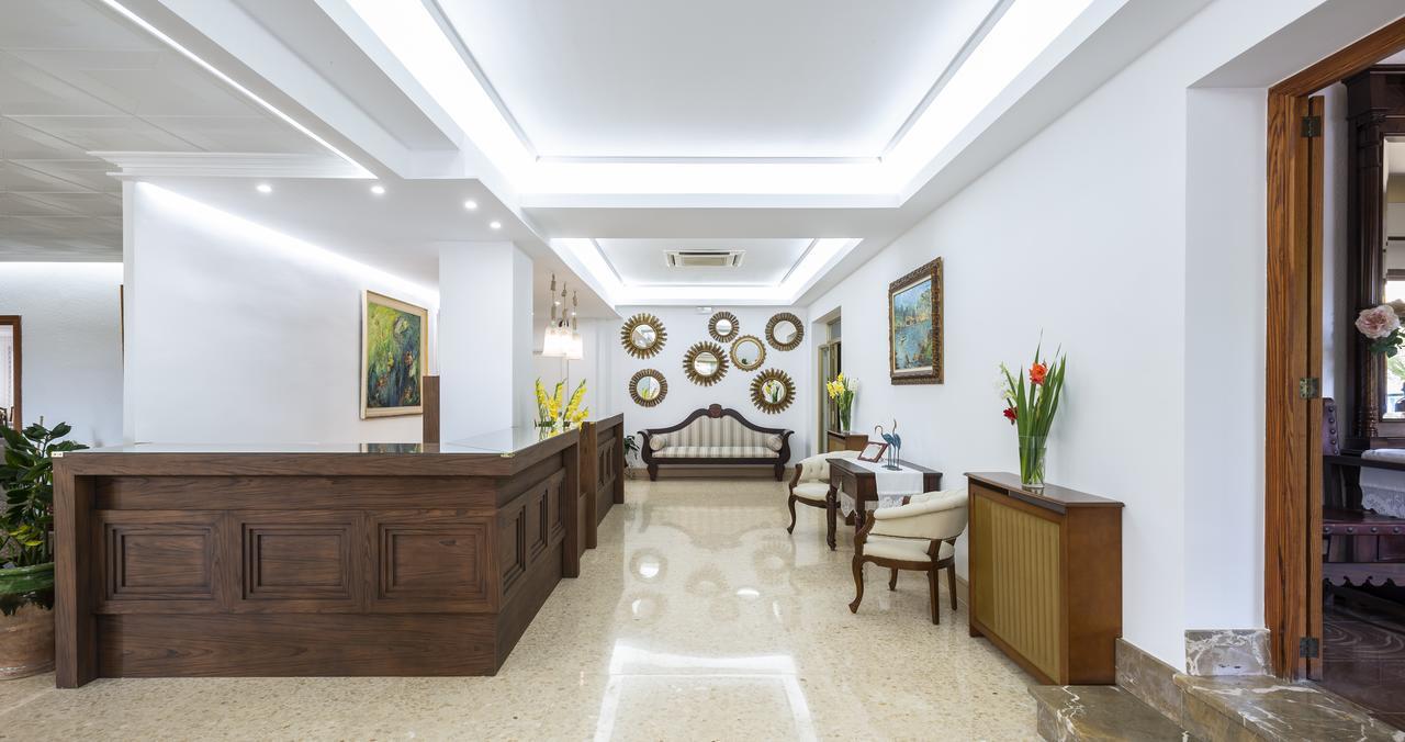 Hotel Gaya Peguera Bagian luar foto