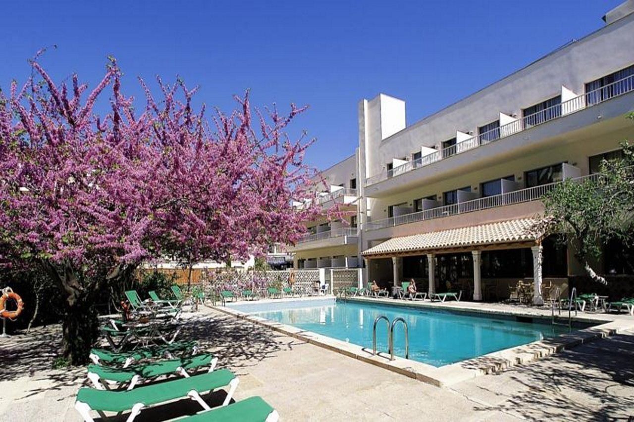 Hotel Gaya Peguera Bagian luar foto