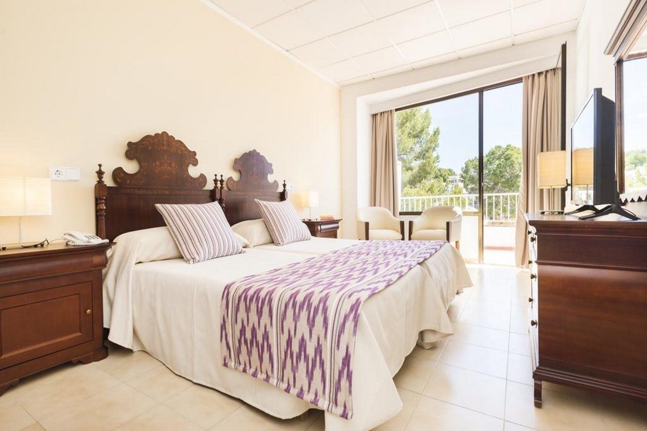 Hotel Gaya Peguera Bagian luar foto